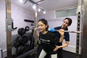 運動が苦手な女性でも安心できる、武蔵小山の完全個室パーソナルジムでダイエットに取り組む様子